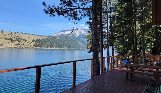 Lakefront home with wraparound deck, modern appliances, WiFI & dog-friendly