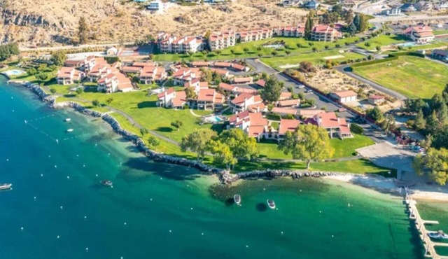 Lakefront Living at Chelan Shores – 2BR Villa with Pools & Beach Access