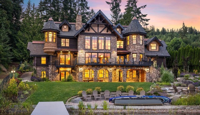 Lakefront Luxury Castle w/Hot Tub - Great for Groups, Gatherings, & Reunions!