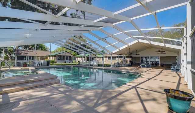 Lakefront & Poolside! Family Retreat in Hernando in Hernando