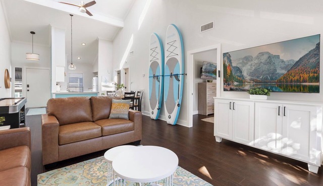 Lakeside Condo w 2 KING beds, Shuffleboard/Pool/Paddle boards
