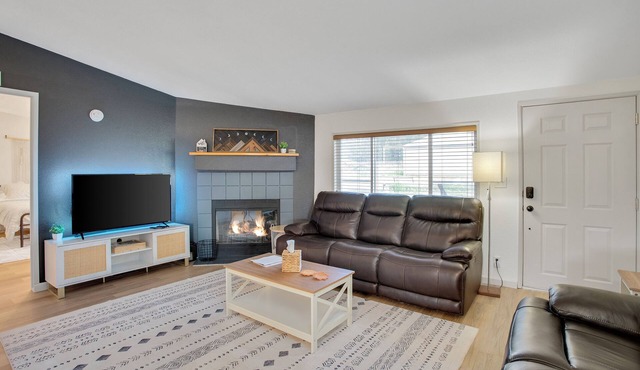 Lakeside King Suite, Cozy Winter Escape Fireplace, Fast Wi-Fi, Near Mt Hood