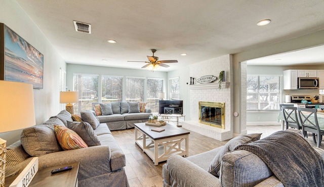 Lakeside Retreat: Large Spacious Home w/Game Room
