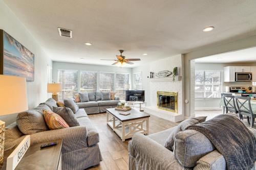 Lakeside Retreat: Large Spacious Home w/Game Room