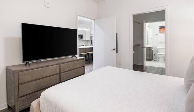 Landing | Chic 2BD, Game Room, Yoga Studio