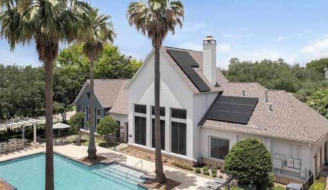 Landing | Chic 2BD, Gym
