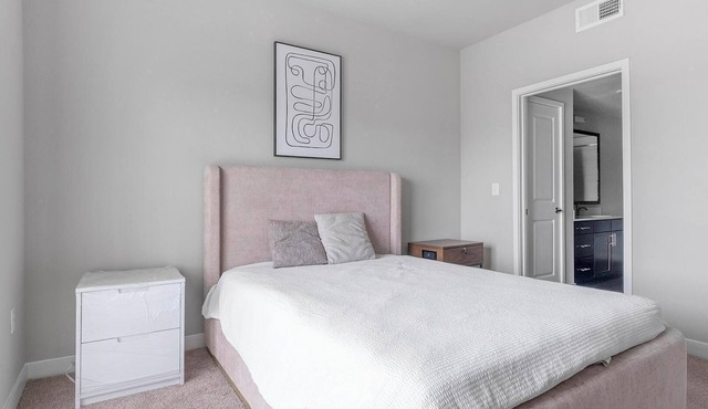 Landing | Incredible 1BD, Pool, Gym