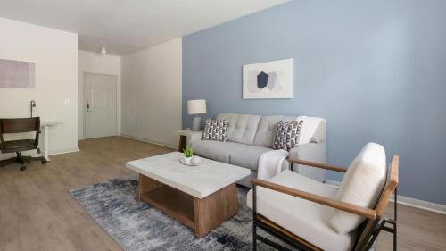 Landing Spectacular 1BD Gym Pool