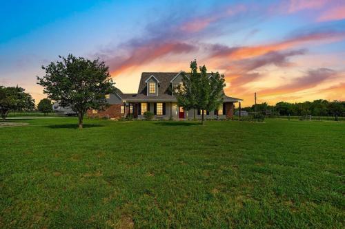 Large 5-Bedroom Farmhouse with Barn in Waxahachie Perfect for Families and Groups