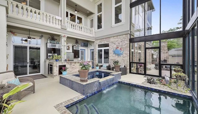 Level 1, infinity pool and amazing outdoor entertaining space! - Diamondhead, MS in Diamondhead