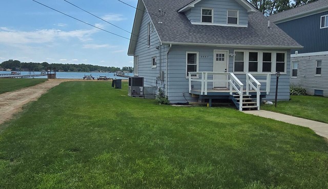 Life on the River a 3-bedroom house with AC and a great view of the river.