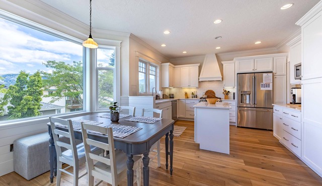 Lincoln House - American Foursquare Craftsman, Spacious and Light