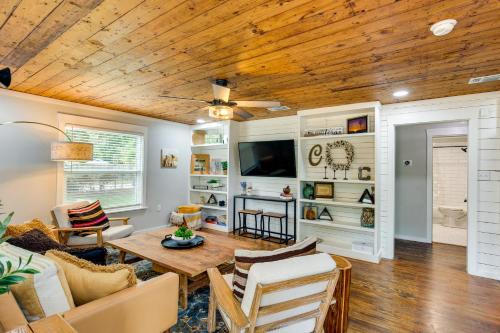 Lindale Vacation Rental w/Deck & Grill!