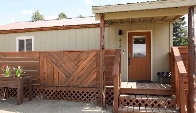 Livingston Cottage Hot Tub Fenced Yard Views