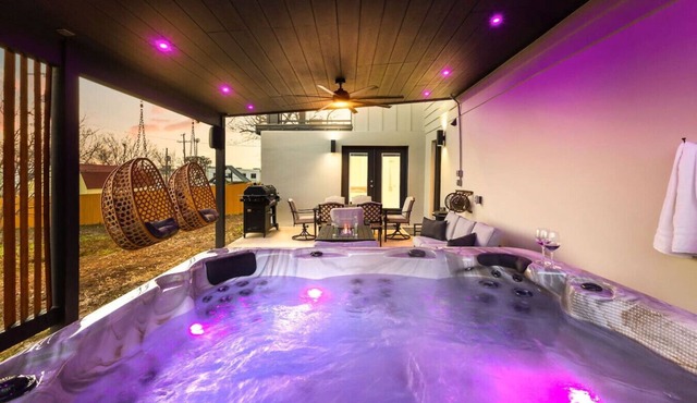 Lone Star Luxe: Home Theater, HotTub, Games, 20