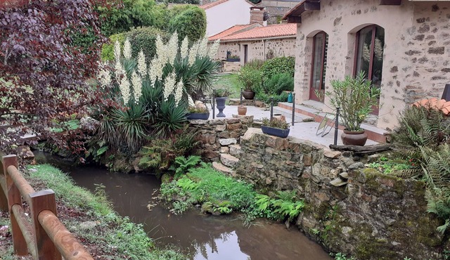 Longère Vendéenne, Gîte in an old water mill. in Saint-Laurent-de-la-Salle