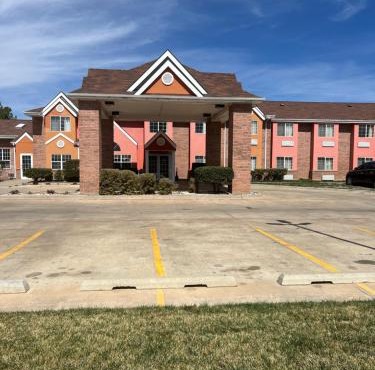 Longhorn Inn & Suites