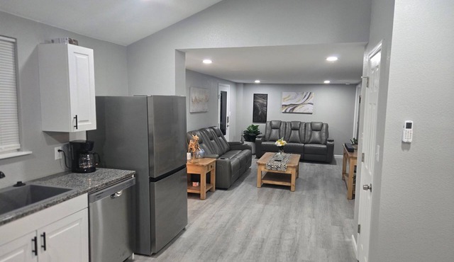 Lovely 2-bedroom triplex unit with AC in charming Van Buren.
