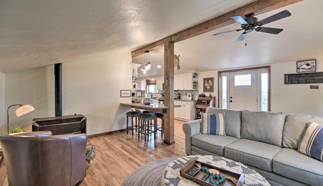 Lovely Barn Loft w/Mountain Views on Horse Estate