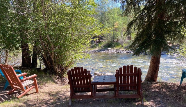 Lovely, Peaceful Condo Close to Skiing, River and Services