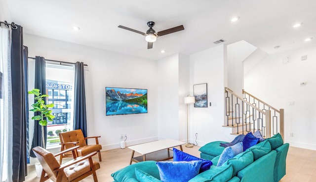 Lux 4 Bed -Garage - City Views -12 Min Walk Downtown