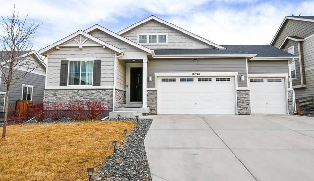 Lux Family Retreat/Pool Table/13 Mins to Airport