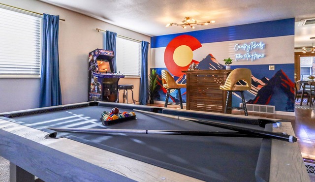 Luxurious & Spacious Home with Mini Golf, Arcade Games, Fire Pit and more!