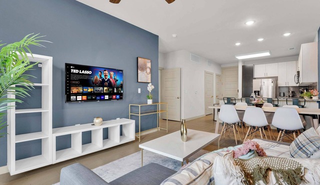 Luxury 1BD | Uptown | Sleeps 4 | Parking