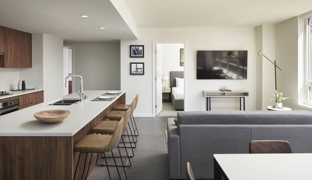 Luxury 2-Bedroom Suite w/Balcony, Pools, Gym & More in Seattle's Heart!