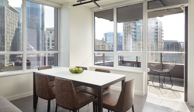 Luxury 2-BR ADA Suite w/Pools, Gym, Gourmet Kitchen & Prime Seattle Location!