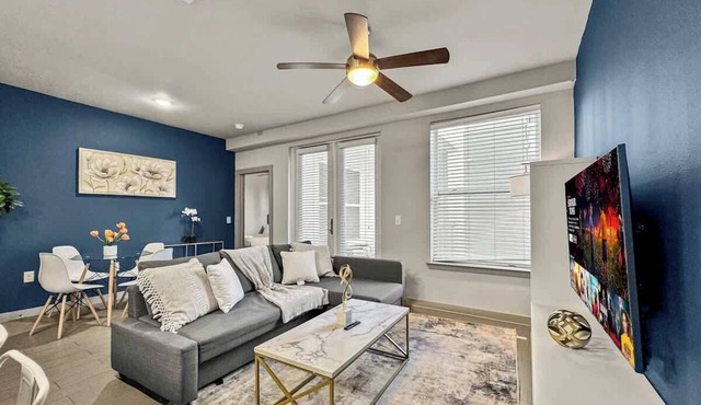 Luxury 2BD | Uptown | Sleeps 8 | Parking