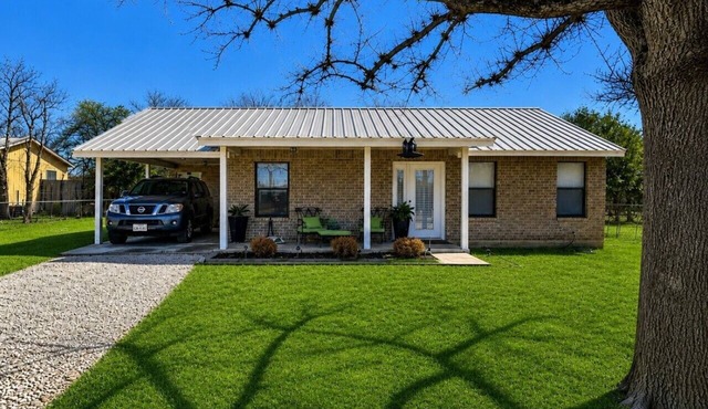 Luxury 2BR Texas House | Hot Tub & 2 Acres Privacy