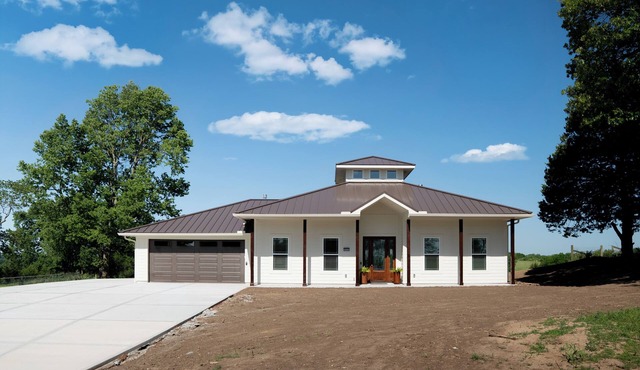 Luxury 3BR/2BA retreat in Smithville with stunning views, high-end finishes, covered patio, 2-car garage, RV/boat parking, and EV charger—walk to Nan’s Berry Farm. Sleeps 8.