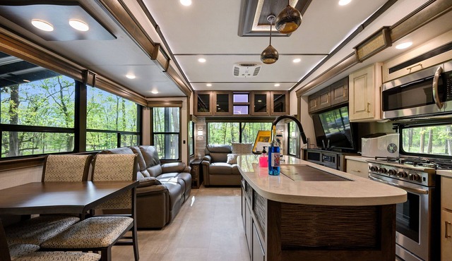 Luxury Camper- Off campsite- private deck w/Hot Tub in Broken Bow
