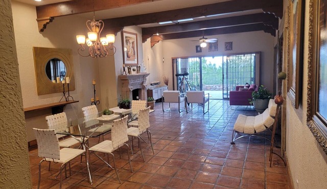 LUXURY CONDO NEAR SHOPS, I10, RESTAURANTS WITH 4 QUEEN BEDS GREAT VIEW.