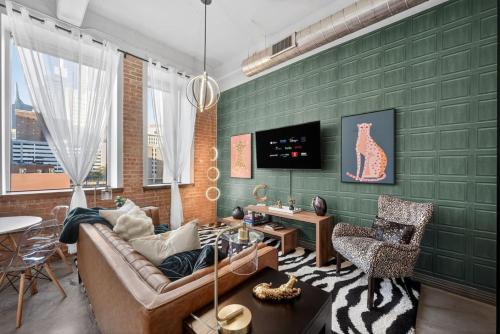 Luxury Downtown 2BR - Dedicated Office & Resort Pool
