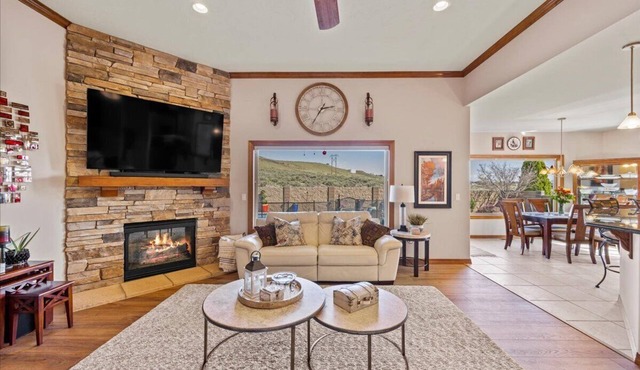 Luxury home with Pool, Mt. views, Hiking/biking trails out the door