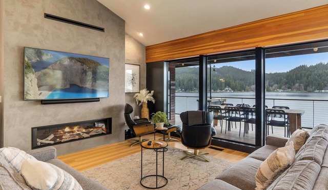Luxury Lake Retreat Private Dock, Covered Hot Tub, Views, Kayaks
