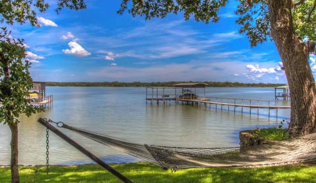 Luxury Lakefront Home on Eagle Mountain Lake, Sleeps 14, Hot Tub, Private Dock