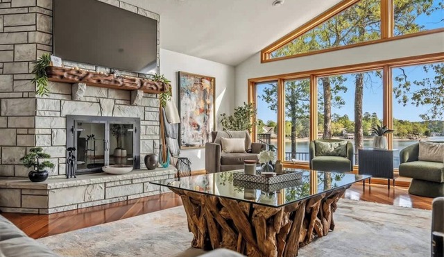 Luxury Lakehouse with 180° Lake Views