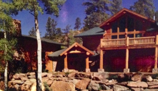 Luxury log home with style-serene mountain living at it's finest!