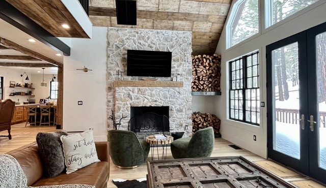 Luxury Newly Remodeled Cabin on 5 Acres of Wooded Forest- 6 min from Dwntwn Flag