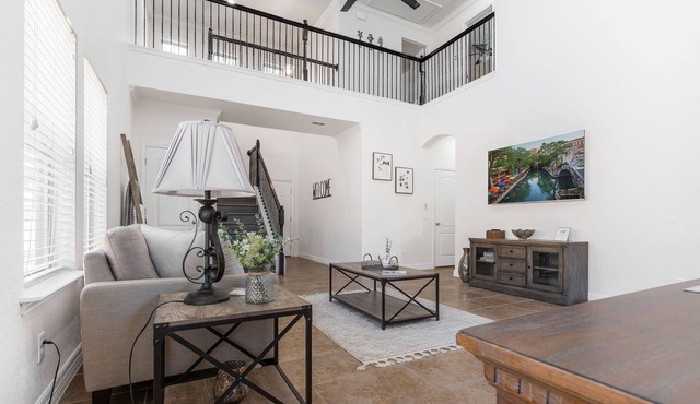 Luxury Pet Friendly 4 bdrm San Antonio home,between SeaWorld-Lackland AFB