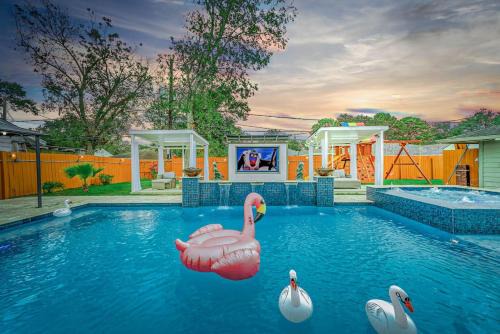 Luxury Retreat with HeatedPool, Firepit and Outdoor Cinema