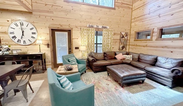 Luxury Rustic Cabin Hot Tub & Spa Fire Pit in Broken Bow