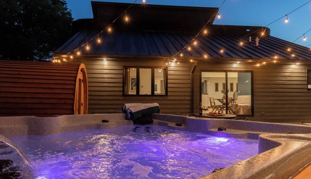 Luxury Secluded Home: Hot Tub, Sauna, 5 bed/5 Bath, Pond