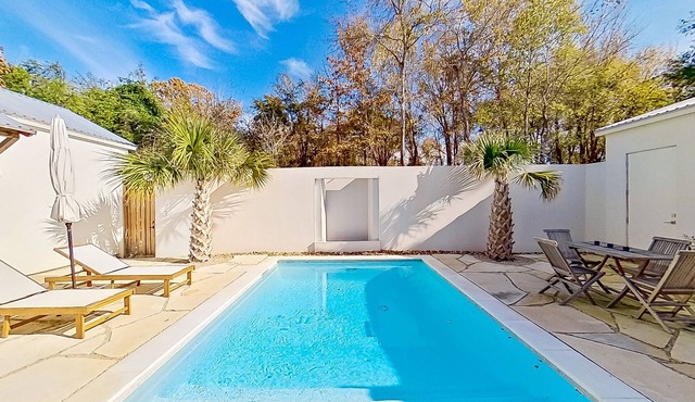 Luxury stunner with private pool, cabana, chef's kitchen, & AC - dog-friendly