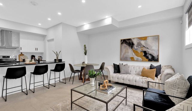 Luxury Unit Windsor (4-plex) 5 minutes to Ambassador Bridge in Windsor