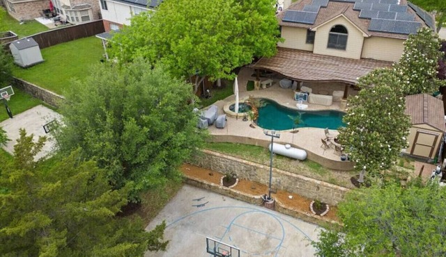 Magical 5BR W Pool+Hot Tub, Lake, Basketball Court