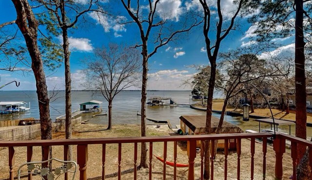 Magical Castle Retreat with lake access, private boat launch, sleeps up to 18!